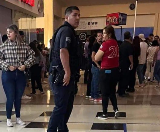 dejan bombas incendiarias en cine, no estallan